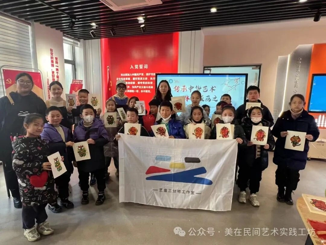 中沙社区迎新春活动:参与者带着亲手拓印的作品合影。