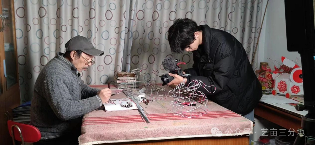 探访灯彩传承人何麟强，记录制作过程。