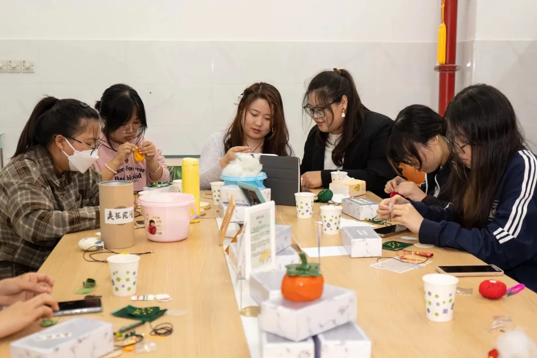 重阳香囊制作:围坐在一起的手作体验。